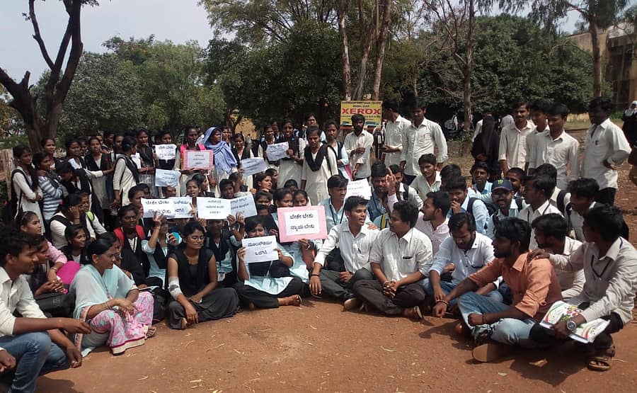 ಬೀದರ್ನ ಸರ್ಕಾರಿ ಪ್ರಥಮ ದರ್ಜೆ ಕಾಲೇಜು ಆವರಣದಲ್ಲಿ ವಿದ್ಯಾರ್ಥಿಗಳು ದಿಢೀರ್ ಪ್ರತಿಭಟನೆ ನಡೆಸಿದರು