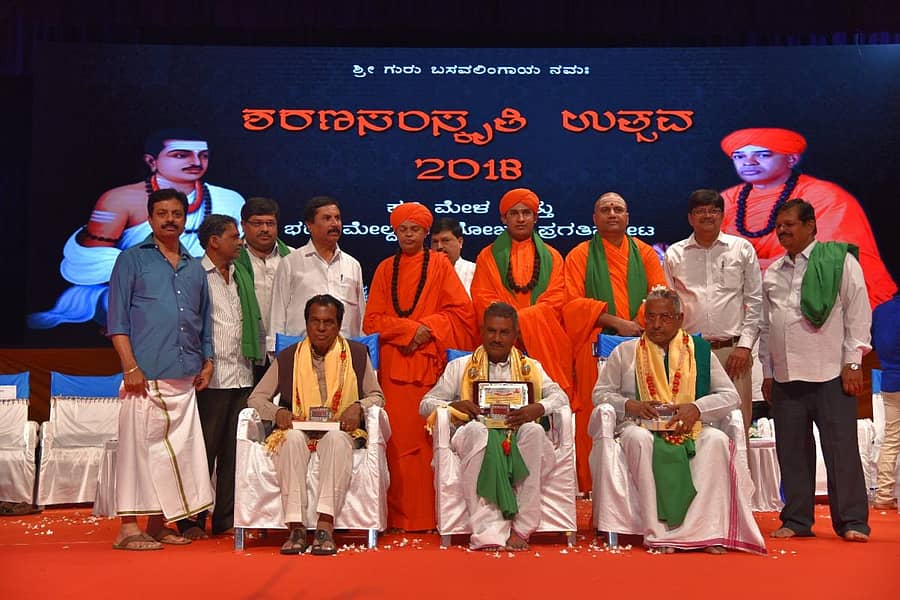 ಕಲಾವಿದ ಕಾಳೆ, ಸಾವಯವ ಕೃಷಿಕ ಸೋಮನಾಥ ರೆಡ್ಡಿ ಪೂರ್ಮ, ರೈತ ಮುಖಂಡ ಕೆ.ಪಿ.ಭೂತಯ್ಯ ಅವರನ್ನು ಸನ್ಮಾನಿಸಲಾಯಿತು.