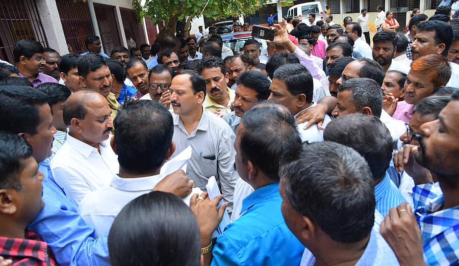 ಹೆಚ್ಚುವರಿ ಶಿಕ್ಷಕರ ಕೌನ್ಸೆಲಿಂಗ್ನಲ್ಲಿ ಹರಪನಹಳ್ಳಿ ತಾಲ್ಲೂಕನ್ನು ಕೈಬಿಡಬೇಕು ಎಂದು ಒತ್ತಾಯಿಸಿ ಬುಧವಾರ ದಾವಣಗೆರೆಯಲ್ಲಿ ಶಿಕ್ಷಕರು ಡಿಡಿಪಿಐ ಜತೆ ವಾಗ್ವಾದ ನಡೆಸಿದರು