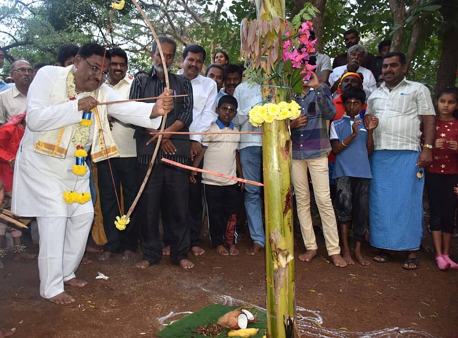 ಜಾನಪದ ಲೋಕದ ಆವರಣದಲ್ಲಿ ಶುಕ್ರವಾರ ಸಂಜೆ ಬನ್ನಿ ಮುಡಿಯುವ ಕಾರ್ಯಕ್ರಮ ನಡೆಯಿತು