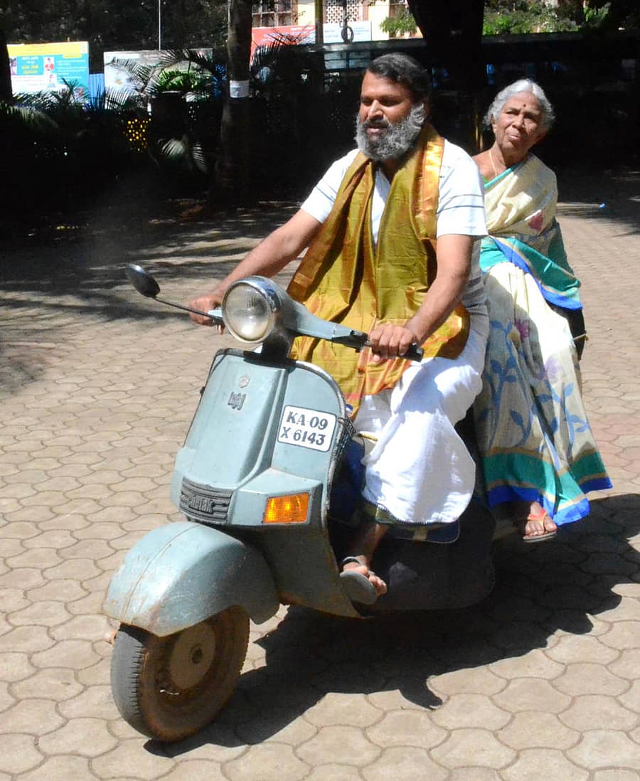 ತಾಯಿ ಚೂಡಾರತ್ನ ಜೊತೆ ಪ್ರಯಾಣಿಸುತ್ತಿರುವ ಕೃಷ್ಣಕುಮಾರ