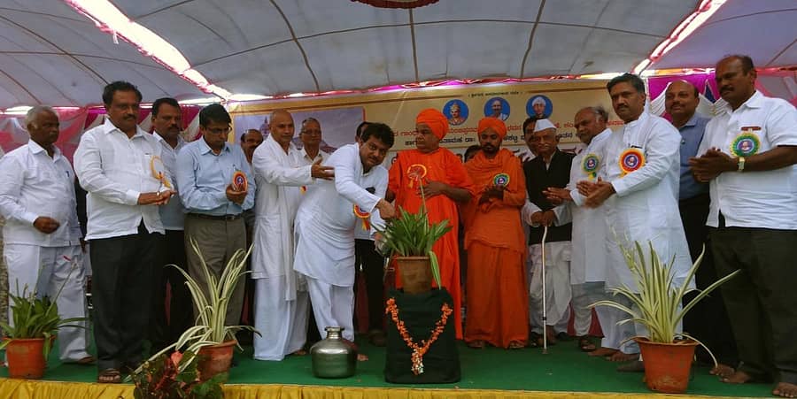 ಆಲಮಟ್ಟಿಯಲ್ಲಿ ಕರ್ನಾಟಕದ ಗಾಂಧಿ ಹರ್ಡೇಕರ್ ಮಂಜಪ್ಪ ಸ್ಮಾರಕ ಉದ್ಘಾಟನಾ ಸಮಾರಂಭದಲ್ಲಿ ಭಾಗಿಯಾಗಿದ್ದ ಗದಗಿನ ತೋಂಟದ ಸಿದ್ಧಲಿಂಗ ಸ್ವಾಮೀಜಿ (ಸಂಗ್ರಹ ಚಿತ್ರ)