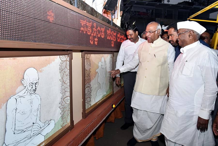 ಗಾಂಧಿ ಸ್ತಬ್ಧ ಚಿತ್ರವನ್ನು ಗಣ್ಯರು ಕುತೂಹಲದಿಂದ ವೀಕ್ಷಿಸಿದರು