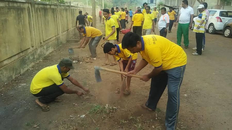 ಸ್ವಚ್ಛತಾ ಕಾರ್ಯದಲ್ಲಿ ತೊಡಗಿರುವ ಅಭಯ ಪಾಟೀಲ ಹಾಗೂ ತಂಡದವರು