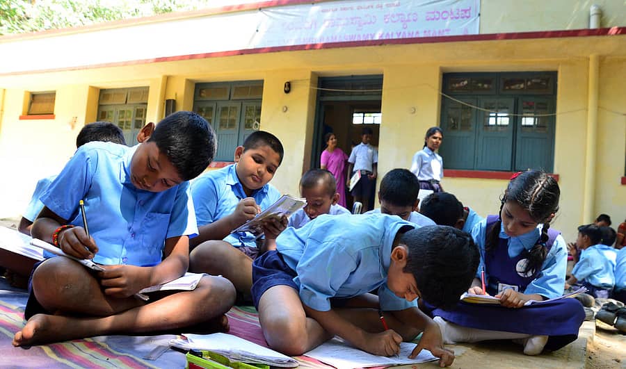 ಮರಗಳ ನೆರಳಿನಲ್ಲಿ ಕುಳಿತು ಮಕ್ಕಳು ಕಲಿಯುತ್ತಿರುವುದು (ಎಡಚಿತ್ರ) ಕಲ್ಯಾಣ ಮಂಟಪದಲ್ಲಿನ ಸರ್ಕಾರಿ ಹಿರಿಯ ಪ್ರಾಥಮಿಕ ಶಾಲೆಯ ತರಗತಿಗಳು