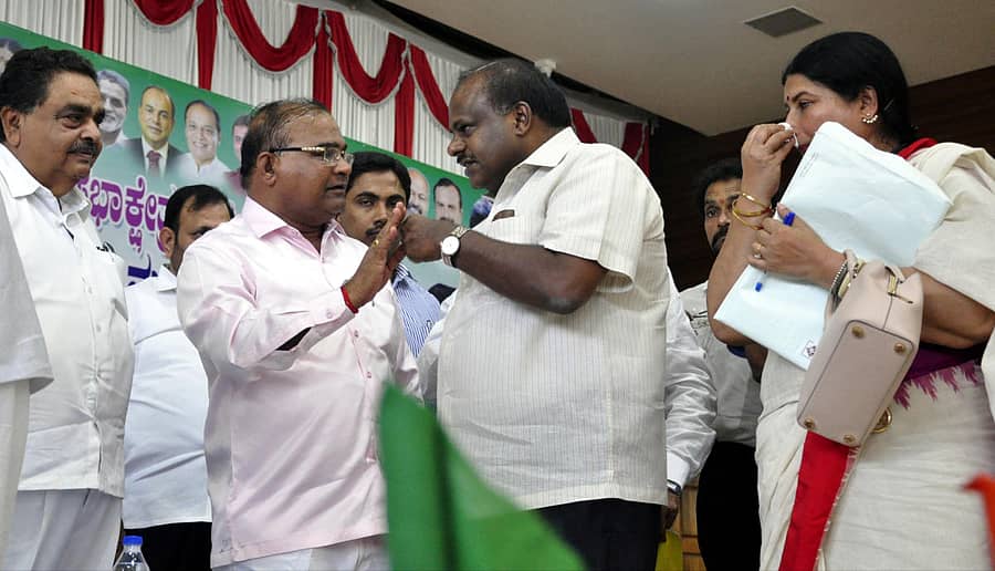 ಬೈಂದೂರಿನಲ್ಲಿ ಮಂಗಳವಾರ ಮುಖ್ಯಮಂತ್ರಿ ಕುಮಾರಸ್ವಾಮಿ ಚುನಾವಣಾ ಪ್ರಚಾರ ಸಭೆಯಲ್ಲಿ ಭಾಗವಹಿಸಿದ್ದರು.