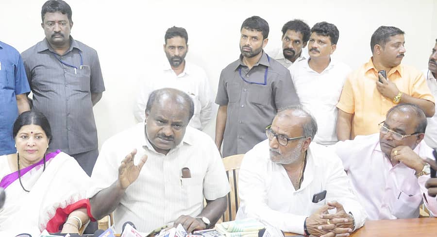 ಪತ್ರಿಕಾಗೋಷ್ಠಿಯಲ್ಲಿ   ಮುಖ್ಯಮಂತ್ರಿ ಕುಮಾರಸ್ವಾಮಿ ಮಾತನಾಡಿದರು.