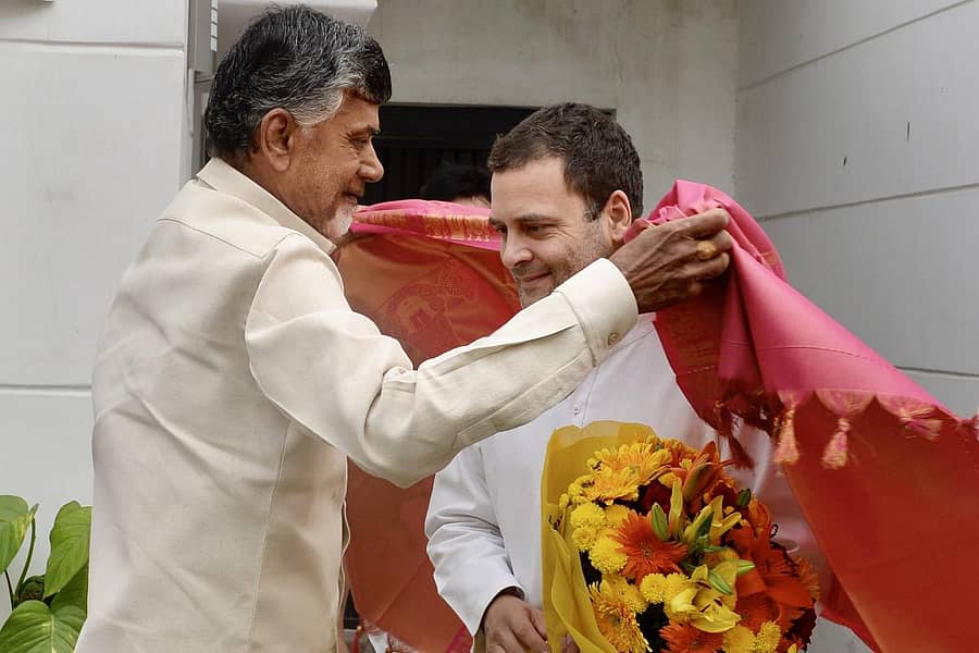 ರಾಹುಲ್‌ಗೆ ಚಂದ್ರಬಾಬು ನಾಯ್ಡು ಶಾಲು ಹೊದಿಸಿದರು ಪಿಟಿಐ ಚಿತ್ರ