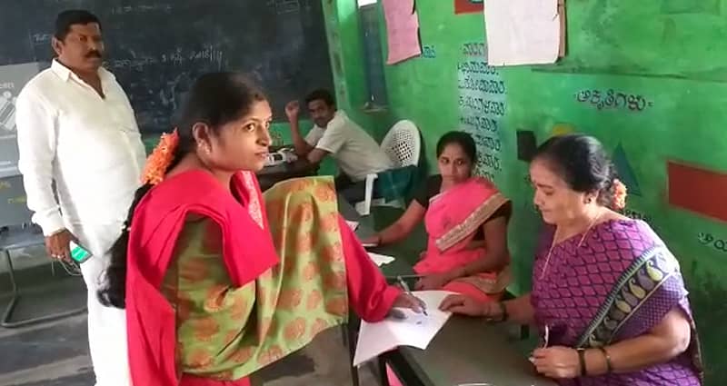 ಎರಡೂ ಕೈಗಳಿಲ್ಲದ ಲಕ್ಷ್ಮೀದೇವಿ ಮತಗಟ್ಟೆಯಲ್ಲಿ ಮತ ಚಲಾಯಿಸುವ ಮುನ್ನ ಕಾಲಿನಿಂದ ಸಹಿ ಮಾಡಿದರು.