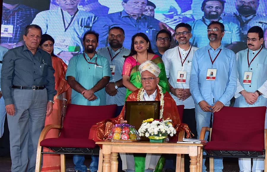 ಮಂಗಳೂರು ಸಾಹಿತ್ಯೋತ್ಸವದಲ್ಲಿ ಶನಿವಾರ ಹಿರಿಯ ಸಾಹಿತಿ ಡಾ.ಎಸ್.ಎಲ್. ಭೈರಪ್ಪ ಅವರಿಗೆ ಜೀವಮಾನದ ಸಾಧನಾ ಪ್ರಶಸ್ತಿ ನೀಡಿ ಗೌರವಿಸಲಾಯಿತು. (ಪ್ರಜಾವಾಣಿ ಚಿತ್ರ)