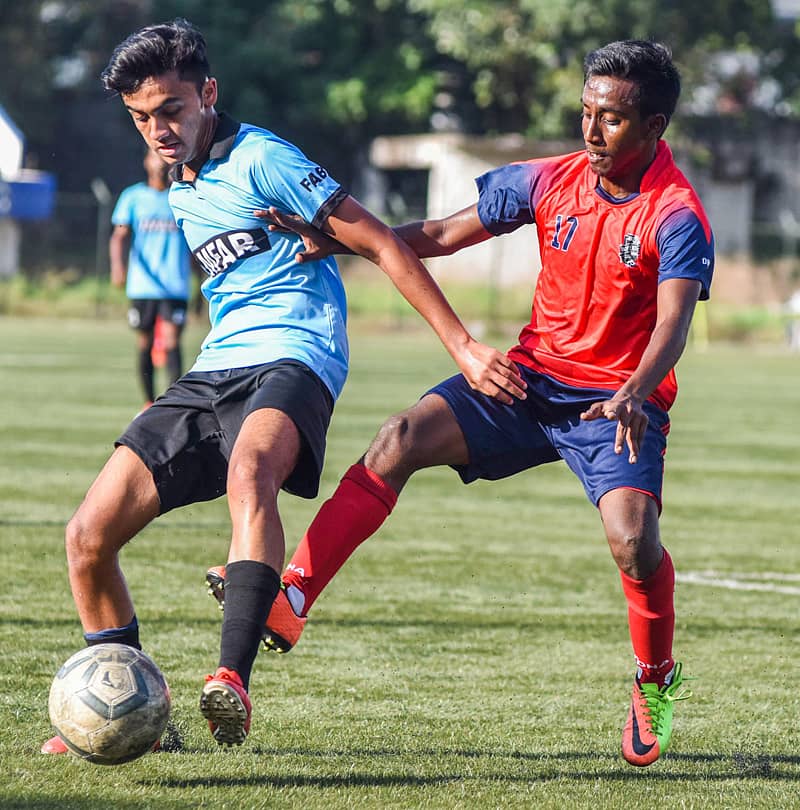 ಜವಾಹರ್‌ ಯೂನಿಯನ್‌ನ ಫಾಸಿಲ್ (ಎಡ) ಅವರಿಂದ ಚೆಂಡು ಕಸಿದುಕೊಳ್ಳಲು ಬೆಂಗಳೂರು ಇಂಡಿಪೆಂಡೆನ್ಸ್ ತಂಡದ ಸುರೇಂದ್ರ (ಬಲ) ಪ್ರಯತ್ನಿಸಿದ ಸಂದರ್ಭ –ಪ್ರಜಾವಾಣಿ ಚಿತ್ರ/ಎಸ್‌.ಕೆ.ದಿನೇಶ್‌