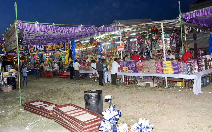 ಮೈಸೂರಿನ ಜೆ.ಕೆ.ಮೈದಾನದಲ್ಲಿರುವ ಪಟಾಕಿ ಮಳಿಗೆಗಳ ಬಳಿ ಗ್ರಾಹಕರು ಕಡಿಮೆ ಇರುವುದು