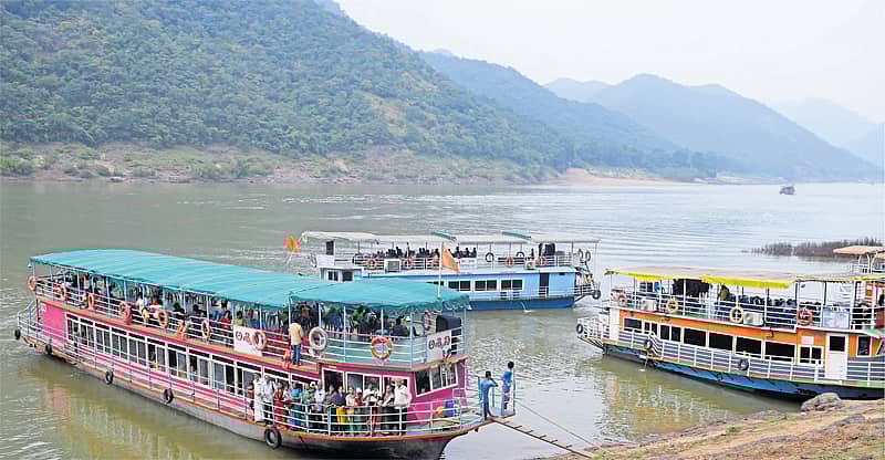 ಪೇರಂಟಪಲ್ಲಿಯಲ್ಲಿ ಭದ್ರಾಚಲಂ ಮತ್ತು ರಾಜಮುಂಡ್ರಿಯತ್ತ ಯಾತ್ರಿಕರನ್ನು ಕರೆದೊಯ್ಯಲು ಕಾಯುತ್ತಿರುವ ದೋಣಿಗಳು – ಚಿತ್ರ: ಡಿ.ಎಂ.ಘನಶ್ಯಾಮ