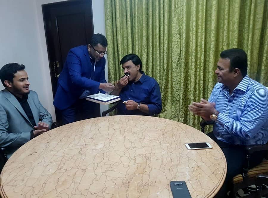 ಡೀಲ್ ನಡೆಯಿತು ಎನ್ನಲಾದ ಸಭೆಯಲ್ಲಿ ಜನಾರ್ದನರೆಡ್ಡಿಗೆ ಸಿಹಿ ತಿನಿಸುತ್ತಿರುವ ಫರೀದ್