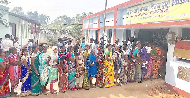 ಛತ್ತೀಸಗಡದ ಸುಕ್ಮಾ ಜಿಲ್ಲೆಯಲ್ಲಿ ಮತ ಚಲಾಯಿಸಲು ಸರತಿ ಸಾಲಿನಲ್ಲಿ ನಿಂತಿರುವ ಜನರು