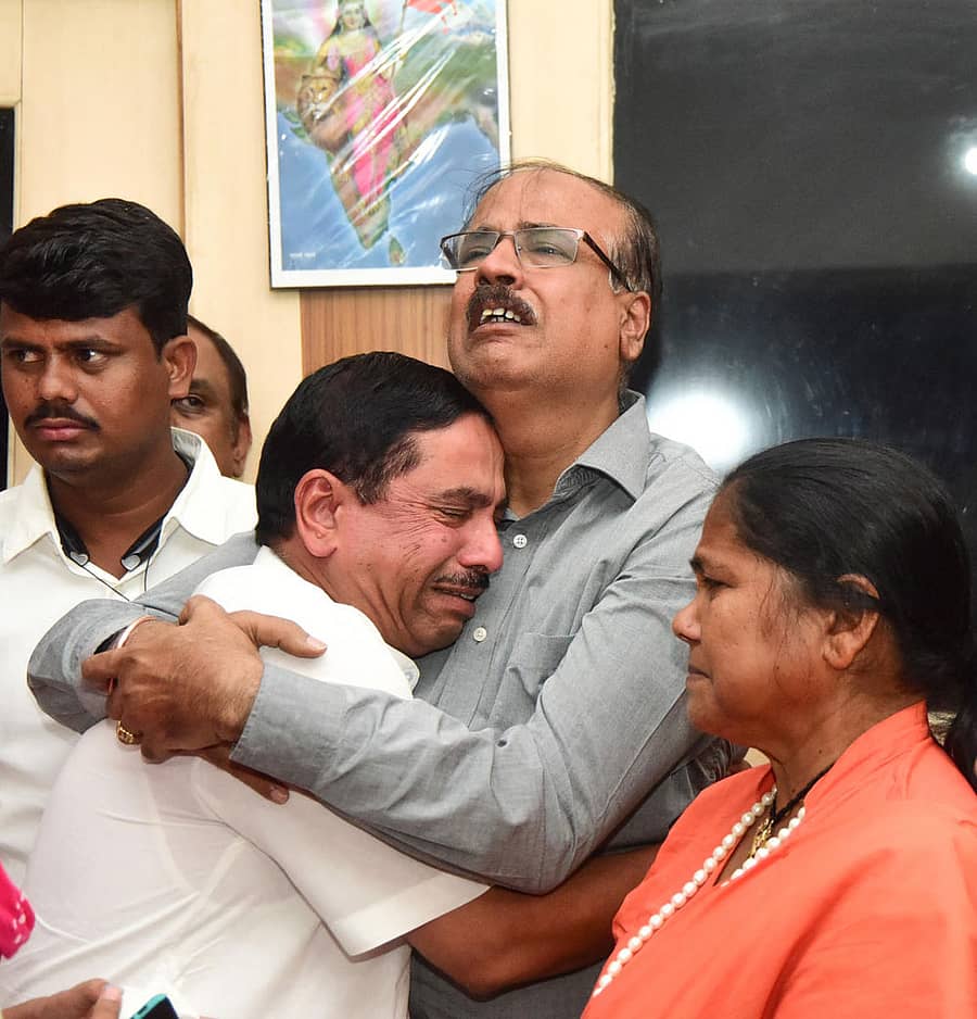 ಅನಂತ್‌ ಕುಮಾರ್‌ ಅವರ ಅಣ್ಣ ನಂದಕುಮಾರ್‌ ಅವರನ್ನು ಬಿಗಿದಪ್ಪಿ ಕಣ್ಣೀರು ಹಾಕಿದ ಪ್ರಹ್ಲಾದ ಜೋಶಿ 