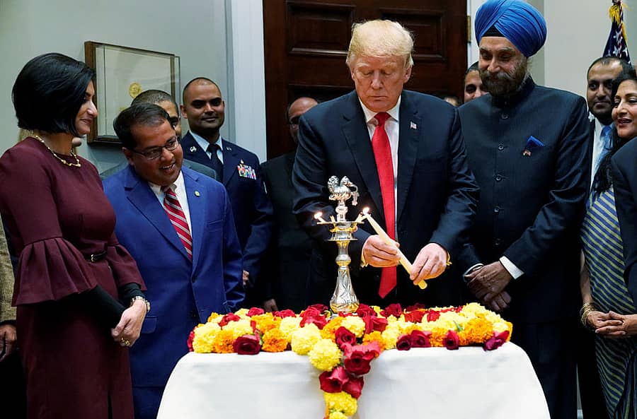 ಟ್ರಂಪ್ ಅವರು ದೀಪ ಬೆಳಗಿಸುವ ಮೂಲಕ ಶ್ವೇತಭವನದ ದೀಪಾವಳಿ ಸಂಭ್ರಮವನ್ನು ಮಂಗಳವಾರ ಉದ್ಘಾಟಿಸಿದರು– ರಾಯಿಟರ್ಸ್ ಚಿತ್ರ