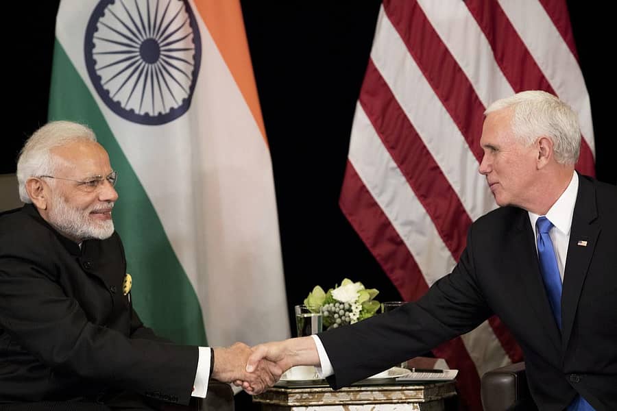 ಸಿಂಗಪುರದಲ್ಲಿ ಬುಧವಾರ ಪೂರ್ವ ಏಷ್ಯಾ ಶೃಂಗಸಭೆಗೂ ಮುನ್ನ ಪ್ರಧಾನಿ ನರೇಂದ್ರ ಮೋದಿ ಹಾಗೂ ಅಮೆರಿಕ ಉಪಾಧ್ಯಕ್ಷ ಮೈಕ್ ಪೆನ್ಸ್ ಮಾತುಕತೆ ನಡೆಸಿದರು