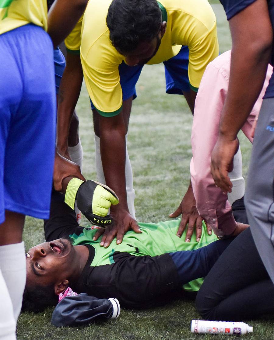 ದಿಲೀಪ್ ಅವರನ್ನು ಆರೈಕೆ ಮಾಡಿದ ಸಹ ಆಟಗಾರರು –ಪ್ರಜಾವಾಣಿ ಚಿತ್ರ