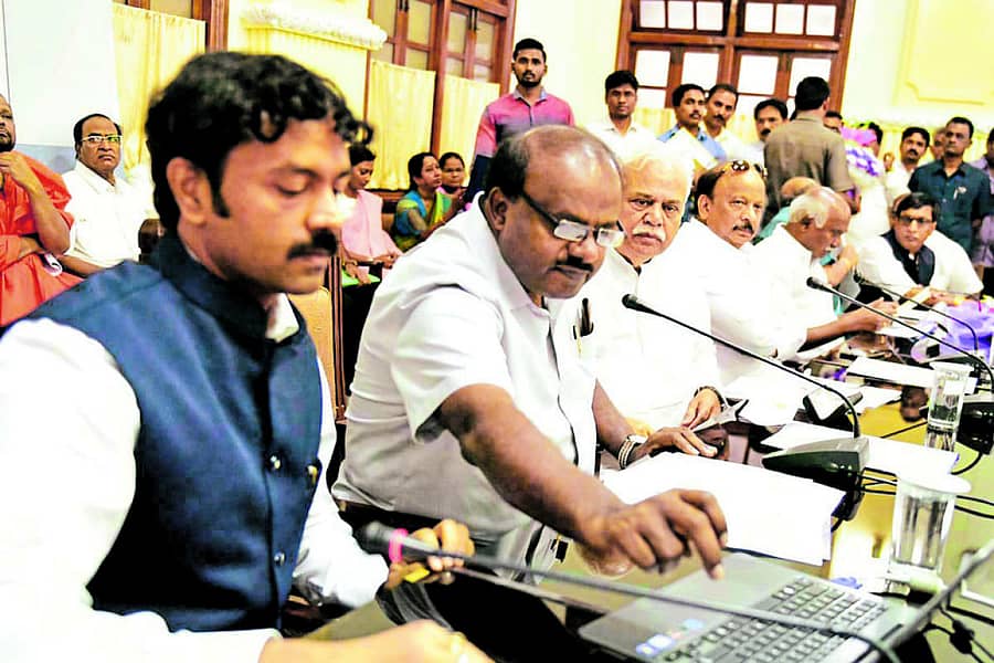 ಮುಖ್ಯಮಂತ್ರಿ ಎಚ್‌.ಡಿ.ಕುಮಾರಸ್ವಾಮಿ ‘ಕಾವೇರಿ ಆನ್‌ಲೈನ್‌’ ಸೇವೆಗಳಿಗೆ ಶುಕ್ರವಾರ ಚಾಲನೆ ನೀಡಿದರು. ಕಂದಾಯ ಸಚಿವ ಆರ್‌.ವಿ.ದೇಶಪಾಂಡೆ, ಶಾಸಕ ಆರ್‌.ರೋಷನ್‌ ಬೇಗ್‌ ಇದ್ದರು.