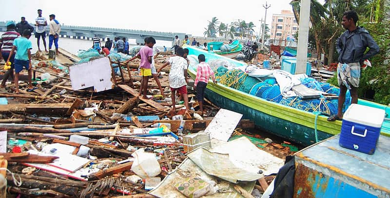 ಗಾಜಾ ಚಂಡಮಾರುತದ ಹೊಡೆತಕ್ಕೆ ನಾಗಪಟ್ಟಣಂ ಜಿಲ್ಲೆಯ ವೆಲಾಂಕಣಿಯಲ್ಲಿ ಅವಶೇಷಗಳನ್ನು ಕಲೆಹಾಕುತ್ತಿರುವ ಸಂತ್ರಸ್ತರು– ರಾಯಿಟರ್ಸ್ ಚಿತ್ರ