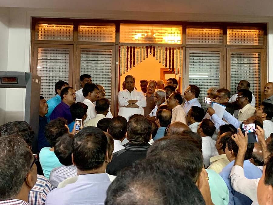 ಅಧಿಕಾರಿಗಳ ಅಹವಾಲು ಕೇಳುತ್ತಿರುವ ಸಿದ್ದರಾಮಯ್ಯ