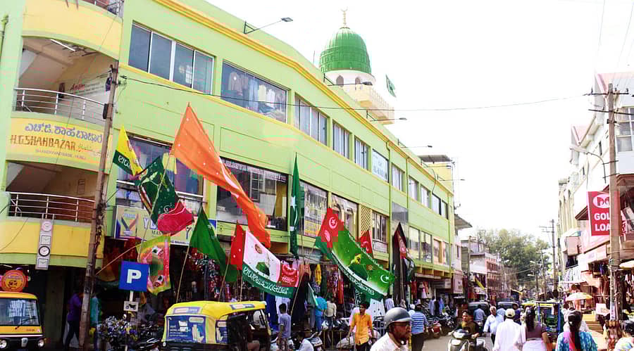 ಹುಬ್ಬಳ್ಳಿಯ ಶಾಹ್ ಬಜಾರ್ನಲ್ಲಿ ಈದ್ ಮಿಲಾದ್ ನಿಮಿತ್ತ ಹಾರಾಡುತ್ತಿರುವ ಧ್ವಜಗಳು ಚಿತ್ರಗಳು: ಈರಪ್ಪ ನಾಯ್ಕರ್