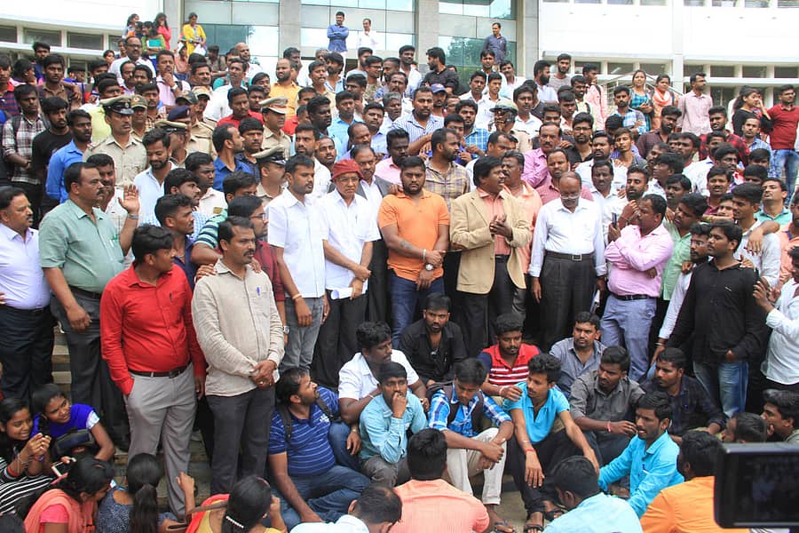 ಬೆಂಗಳೂರು ವಿಶ್ವವಿದ್ಯಾಲಯದ ವಿದ್ಯಾರ್ಥಿಗಳು ವಿ.ವಿ ಕೇಂದ್ರ ಕಚೇರಿ ಎದುರು ಮಂಗಳವಾರ ಪ್ರತಿಭಟನೆ ನಡೆಸಿದರು