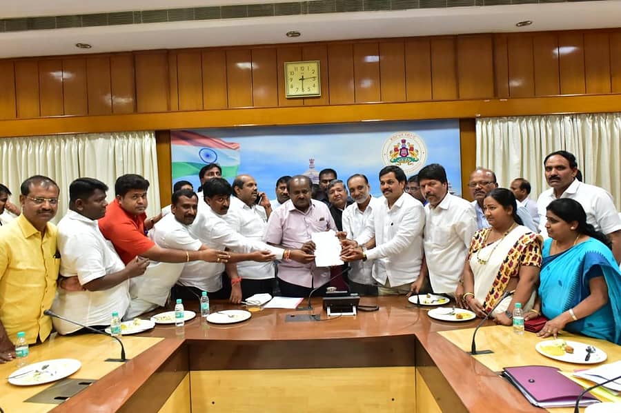 ಮುಖ್ಯಮಂತ್ರಿ ಎಚ್.ಡಿ.ಕುಮಾರಸ್ವಾಮಿ ಅವರನ್ನು ಗುರುವಾರ ಭೇಟಿಯಾದ ರಾಜ್ಯದ ಎಲ್ಲ ಜಿಲ್ಲೆಗಳ ಜಿಲ್ಲಾ ಪಂಚಾಯತಿಗಳ ಅಧ್ಯಕ್ಷರು ಜಿಲ್ಲೆಗಳ ಅಭಿವೃದ್ಧಿಗೆ ಅಗತ್ಯ ನೆರವು ನೀಡುವಂತೆ ಕೋರಿದರು