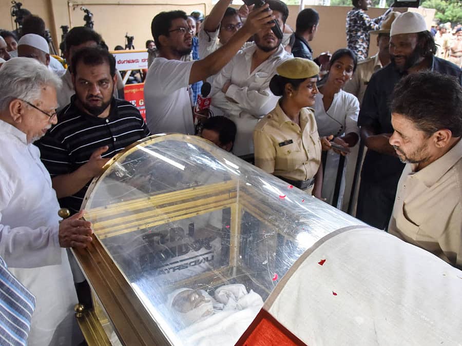 ಜಾಫರ್ ಷರೀಫ್ ಅವರಿಗೆ ಅಂತಿಮ ನಮನ ಸಲ್ಲಿಸಿದ ಅಭಿಮಾನಿಗಳು