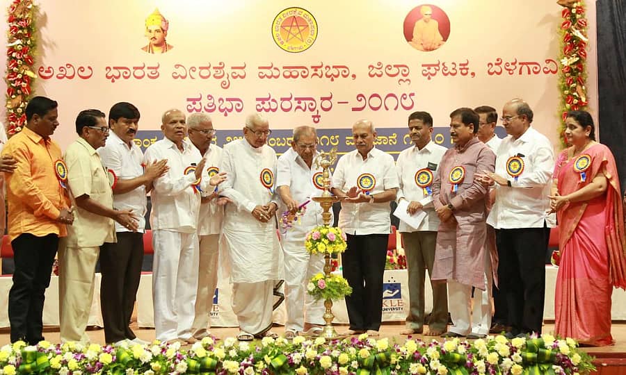 ಬೆಳಗಾವಿಯಲ್ಲಿ ಭಾನುವಾರ ಆಯೋಜಿಸಿದ್ದ ಪ್ರತಿಭಾ ಪುರಸ್ಕಾರ ಕಾರ್ಯಕ್ರಮವನ್ನು ಅಖಿಲ ಭಾರತ ವೀರಶೈವ ಮಹಾಸಭಾ ಅಧ್ಯಕ್ಷ ಶಾಮನೂರು ಶಿವಶಂಕರಪ್ಪ ಉದ್ಘಾಟಿಸಿದರು