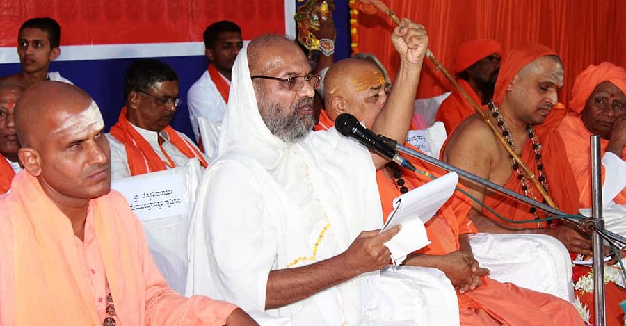 ಹುಬ್ಬಳ್ಳಿಯಲ್ಲಿ ಭಾನುವಾರ ನಡೆದ ರಾಮ ಮಂದಿರ ನಿರ್ಮಾಣ ಜನಾಗ್ರಹ ಸಭೆಯಲ್ಲಿ ಜೈನಮುನಿ ಡಾ. ಹೇಮಚಂದ್ರ ಸುರೀಶ್ವರಜಿ ಮಾತನಾಡಿದರು. ಮನಗುಂಡಿಯ ಶ್ರೀಗುರು ಬಸವ ಮಹಾಮನೆಯ ಬಸವಾನಂದ ಸ್ವಾಮೀಜಿ, ಜಬಲ್ಪುರದ ಮಹಾಮಂಡಳೇಶ್ವರ ಅಖಿಲೇಶ್ವನಂದಗಿರಿ ಸ್ವಾಮೀಜಿ, ಶಿರಸಿಯ ಸೋಂದಾ ಸ್ವರ್ಣವಲ್ಲಿ ಮಠದ ಗಂಗಾಧರೇಂದ್ರ ಸರಸ್ವತಿ ಸ್ವಾಮೀಜಿ, ಸಿದ್ಧಾಶ್ರಮದ ಸಿದ್ಧ ಶಿವಯೋಗಿ ಸ್ವಾಮೀಜಿ ಇದ್ದಾರೆ– ಪ್ರಜಾವಾಣಿ ಚಿತ್ರ