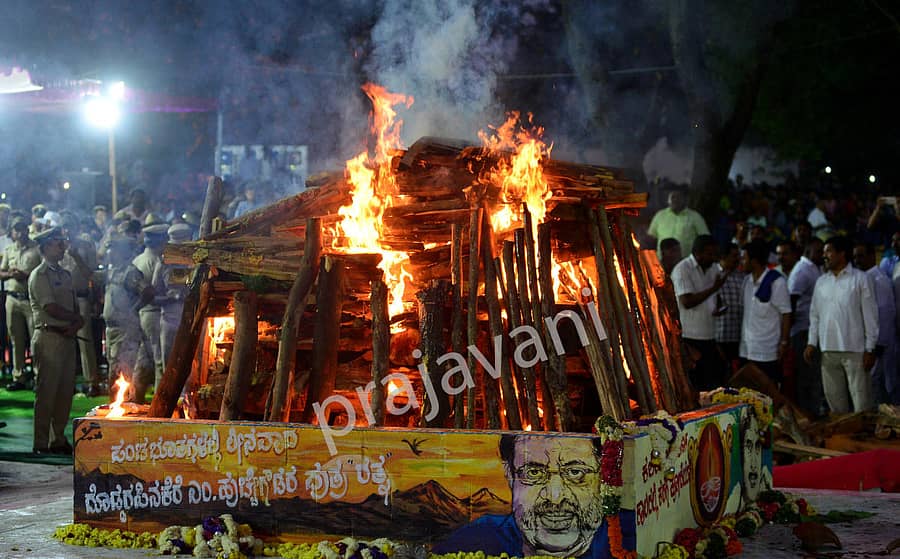 ಚಿತ್ರನಟ ಮತ್ತು ಮಾಜಿ ಸಚಿವ ಅಂಬರೀಷ್ ಅವರಿಗೆ ಸೋಮವಾರ ಕಂಠೀರವ ಸ್ಟುಡಿಯೋ ದಲ್ಲಿ ಅಂತಿಮ ವಿದಿ ವಿಧಾನ ನೆರವೇರಿಸಿದರು -ಪ್ರಜಾವಾಣಿ ಚಿತ್ರ/ ರಂಜು ಪಿ