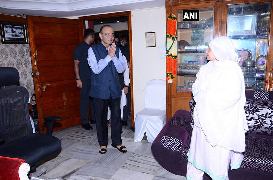 ಜಾಫರ್ ಷರೀಫ್ ಕುಟುಂಬಸ್ಥರನ್ನು ಕೇಂದ್ರ ಹಣಕಾಸು ಸಚಿವ ಅರುಣ್ ಜೇಟ್ಲಿ ಗುರುವಾರ ಭೇಟಿ ಮಾಡಿದರು. ಚಿತ್ರ: ಎಎನ್ಐ ಟ್ವೀಟ್