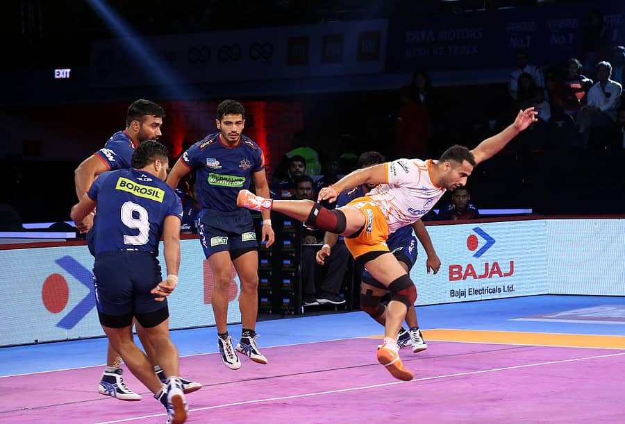 <div class="paragraphs"><p>ಪುಣೇರಿ ಪಲ್ಟನ್ ಆಟಗಾರ ಹರಿಯಾಣ ಸ್ಟೀಲರ್ಸ್ ಆವರಣದಲ್ಲಿ ಪಾಯಿಂಟ್ ಗಳಿಸಲು ಪ್ರಯತ್ನಿಸಿದ ಸಂದರ್ಭ(ಸಂಗ್ರಹ ಚಿತ್ರ)</p></div>