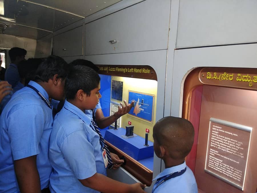 ಸಂಚಾರಿ ವಿಜ್ಞಾನ ವಾಹನದಲ್ಲಿನ ಮಾದರಿಗಳನ್ನು ವೀಕ್ಷಿಸಿದ ವಿದ್ಯಾರ್ಥಿಗಳು