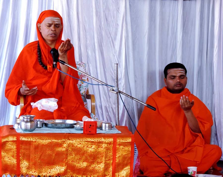 ಹಾವೇರಿಯ ಹೊಸಮಠದಲ್ಲಿ ಶನಿವಾರ ಬೆಳಿಗ್ಗೆ ಚಿತ್ರದುರ್ಗ ಮುರುಘಾ ಮಠದ ಡಾ.ಶಿವಮೂರ್ತಿ ಮುರುಘಾ ಶರಣರು ಸಹಜ ಶಿವಯೋಗ ನಡೆಸಿಕೊಟ್ಟರು. ಮಠದ ಚರಮೂರ್ತಿ ಬಸವಶಾಂತಲಿಂಗ ಸ್ವಾಮೀಜಿ ಇದ್ದರು