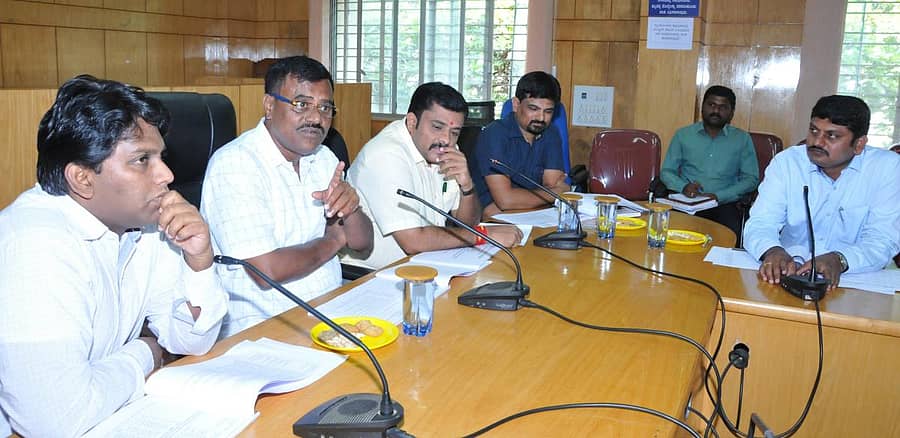 ಸಭೆಯಲ್ಲಿ ಸಚಿವ ಎಸ್‌.ಆರ್.ಶ್ರೀನಿವಾಸ್ ಮಾತನಾಡಿದರು