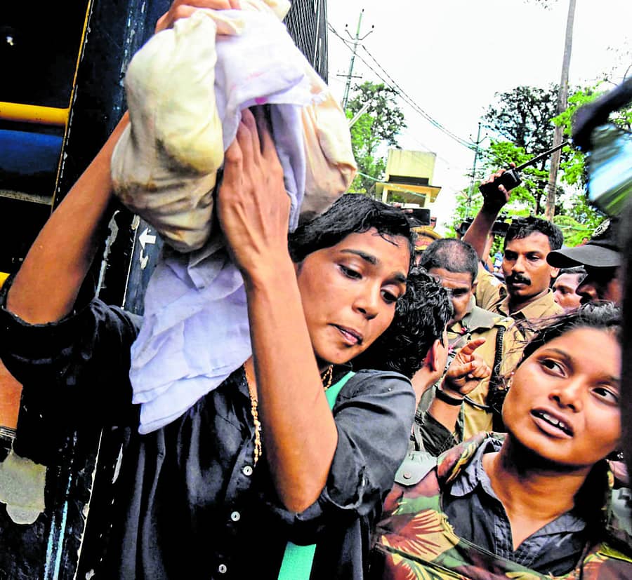 ಶಬರಿಮಲೆ ಪ್ರವೇಶಿಸಲು ಯತ್ನಿಸಿದ ಪತ್ರಕರ್ತೆ ಮತ್ತು ಸಾಮಾಜಿಕ ಹೋರಾಟಗಾರ್ತಿ–ಸಂಗ್ರಹ ಚಿತ್ರ