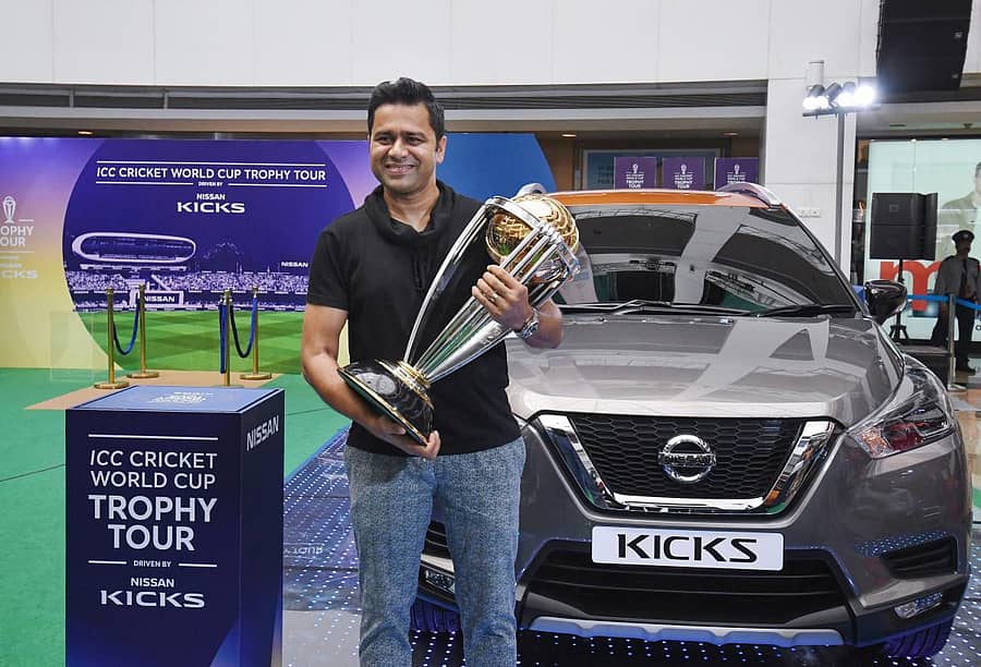 ಮುಂಬೈನಲ್ಲಿ ಶನಿವಾರ ಐಸಿಸಿ ವಿಶ್ವಕಪ್ –2019ರ ಟ್ರೋಫಿಯನ್ನು ಹಿರಿಯ ಕ್ರಿಕೆಟಿಗ ಆಕಾಶ್ ಚೋಪ್ರಾ ಅನಾವರಣಗೊಳಿಸಿದರು. ಇದೇ ಸಂದರ್ಭದಲ್ಲಿ ಟೂರ್ನಿಯ ಫ್ರಾಯೋಜಕರಲ್ಲೊಬ್ಬರಾದ ನಿಸಾನ್‌ ಕಂಪೆನಿಯ ಕಿಕ್ಸ್‌ ಕಾರ್‌ ಅನ್ನೂ ಅನಾವರಣ ಮಾಡಲಾಯಿತು  –ಪಿಟಿಐ ಚಿತ್ರ