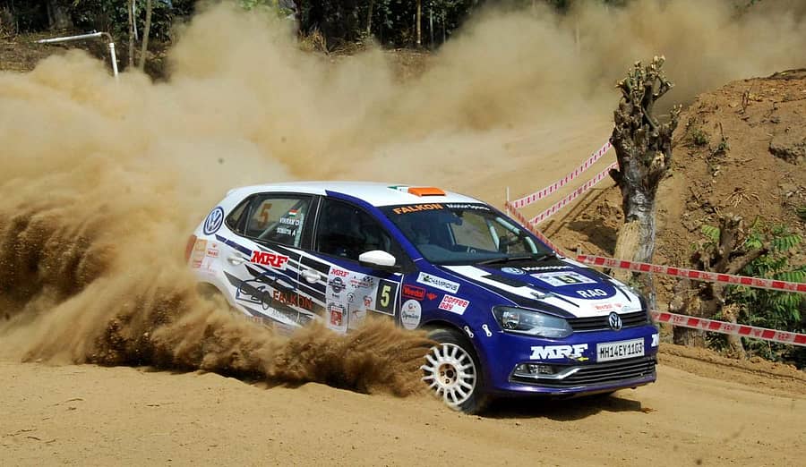 ಕಾಫಿತೋಟದ ತಿರುವೊಂದರಲ್ಲಿ ಕಾರು ದೂಳೆಬ್ಬಿಸಿಕೊಂಡು ಸಾಗಿದ ಪರಿ ಪ್ರಜಾವಾಣಿ ಚಿತ್ರ/ ಎ.ಎನ್.ಮೂರ್ತಿ