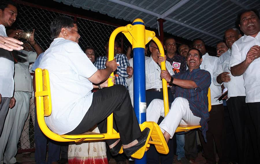 ವಾರ್ಡ್ ಸಂಖ್ಯೆ 34ರ ಕುಂಭಕೋಣಂ ಫ್ಲಾಟ್ ಉದ್ಯಾನದಲ್ಲಿ ನಿರ್ಮಾಣ ಮಾಡಿರುವ ತೆರೆದ ಜಿಮ್ ಉದ್ಘಾಟನಾ ಕಾರ್ಯಕ್ರಮದಲ್ಲಿ ಭಾಗವಹಿಸಿದ ಶಾಸಕ ಜಗದೀಶ ಶೆಟ್ಟರ್ ಮತ್ತು ಸಂಸದ ಪ್ರಹ್ಲಾದ ಜೋಶಿ ಸಾಧನವೊಂದರ ಮೇಲೆ ಕುಳಿತು ಪರೀಕ್ಷಿಸಿದರು– ಪ್ರಜಾವಾಣಿ ಚಿತ್ರ