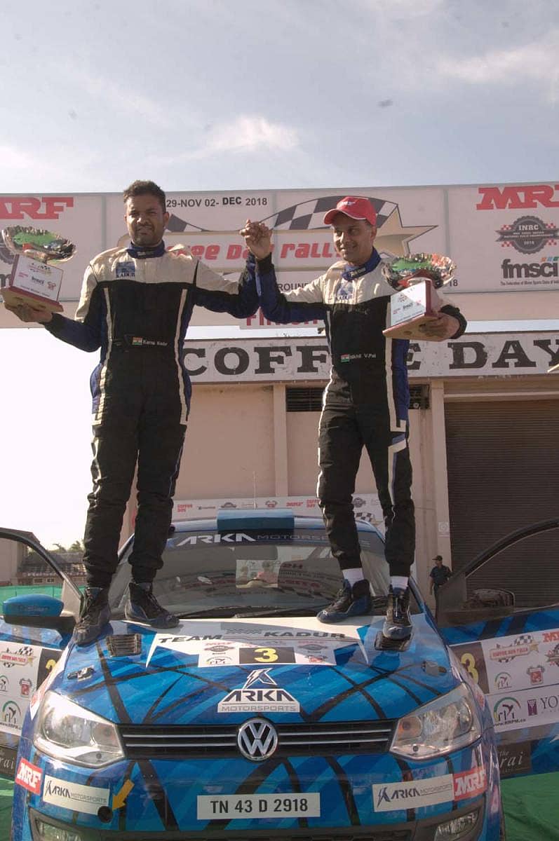 ಐಎನ್ಆರ್ಸಿ ರ್ಯಾಲಿಯ 4ನೇ ಹಂತದಲ್ಲಿ ಪ್ರಥಮ ಸ್ಥಾನ ಗಳಿಸಿದ ಕರ್ಣ ಕಡೂರು (ಎಡಗಡೆ) ಮತ್ತು ಸಹಚಾಲಕ ನಿಖಿಲ್ ವಿಠ್ಠಲ್ ಪೈ ಅವರು ಟ್ರೋಫಿ ಪ್ರದರ್ಶಿಸಿ ಗೆಲುವಿನ ನಗೆ ಬೀರಿದ ಪರಿ. ಪ್ರಜಾವಾಣಿ ಚಿತ್ರ/ ಎ.ಎನ್.ಮೂರ್ತಿ