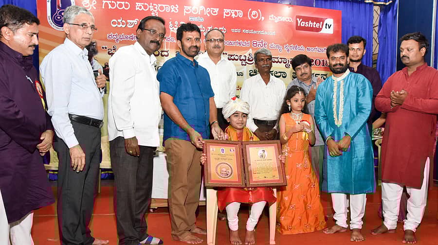 ಮೈಸೂರಿನಲ್ಲಿ ಗುರು ಪುಟ್ಟರಾಜ ಗವಾಯಿ ಸಂಗೀತ ಸಭಾ ವತಿಯಿಂದ ಭಾನುವಾರ ನಡೆದ ಕಾರ್ಯಕ್ರಮದಲ್ಲಿ ತಬಲಾ ವಾದಕ ಹೇಮಂತ್ ಜೋಷಿ ಅವರಿಗೆ ‘ಪುಟ್ಟಶ್ರೀ ಸಮ್ಮಾನ’ ಪ್ರಶಸ್ತಿಯನ್ನು ಶಾಸಕ ಎಲ್.ನಾಗೇಂದ್ರ ಪ್ರದಾನ ಮಾಡಿದರು.