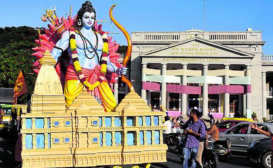ಮೆರವಣಿಗೆಯ ಟ್ಯಾಬ್ಲೊದಲ್ಲಿ ರಾಮನ ಪ್ರತಿಕೃತಿ