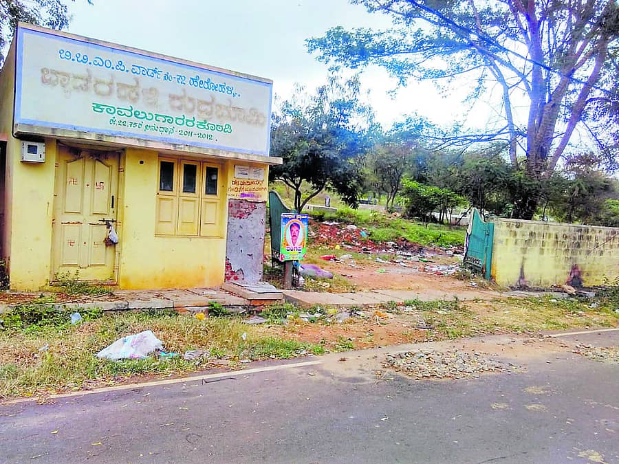 ಸ್ಮಶಾನದ ಕಾವಲುಗಾರರ ಕೊಠಡಿ ಪಾಳುಬಿದ್ದಿದೆ