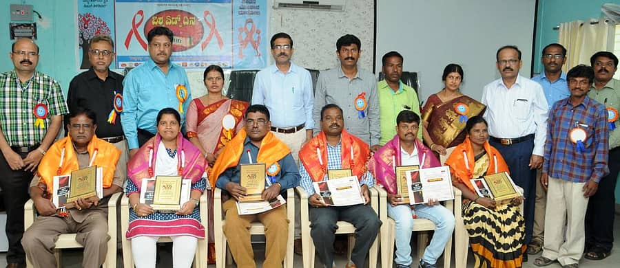ಪರಿಣಾಮಕಾರಿ ಎಆರ್ಟಿ ಚಿಕಿತ್ಸೆ ನೀಡಿದ ಹೊಸಪೇಟೆ ಕೇಂದ್ರದ ಹಿರಿಯ ಆರೋಗ್ಯಾಧಿಕಾರಿ ಡಾ.ಮಹ್ಮದ್ ಯೂನುಸ್, ಪ್ರಯೋಗಾಲಯ ತಂತ್ರಜ್ಞೆ ಪುಷ್ಪಲತಾ, ಸ್ವಾಮಿ ವಿವೇಕಾನಂದ ರಕ್ತನಿಧಿಯ ಗೋಪಾಲರೆಡ್ಡಿ, ವಿಮ್ಸ್ ಐಸಿಟಿಸಿ ಕೇಂದ್ರದ ಜಯರಾಂ, ಆಪ್ತಸಮಾಲೋಚಕರಾದ ಜಿ.ಸಂತೋಷ್ ಮತ್ತು ವಿಮುಕ್ತಿ ಸಂಸ್ಥೆಯ ಅಧ್ಯಕ್ಷೆ ರತ್ನಮ್ಮ ಅವರನ್ನು ಬಳ್ಳಾರಿಯಲ್ಲಿ ಸೋಮವಾರ ರಾಜ್ಯ ಏಡ್ಸ್ ನಿಯಂತ್ರಣ ಸೊಸೈಸಿಯು ಏರ್ಪಡಿಸಿದ್ದ ವಿಶ್ವ ಏಡ್ಸ್ ದಿನಾಚರಣೆಯಲ್ಲಿ ಗಣ್ಯರು ಸನ್ಮಾನಿಸಿದರು.