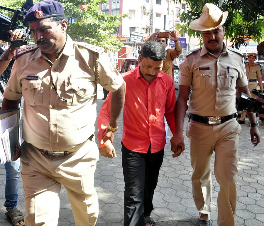 ಆರೋಪಿಯನ್ನು ಸೋಮವಾರ ಜಿಲ್ಲಾ ಸೆಷನ್ಸ್ ಹಾಗೂ ವಿಶೇಷ ನ್ಯಾಯಾಲಯಕ್ಕೆ ಹಾಜರು ಪಡಿಸಲಾಯಿತು. 