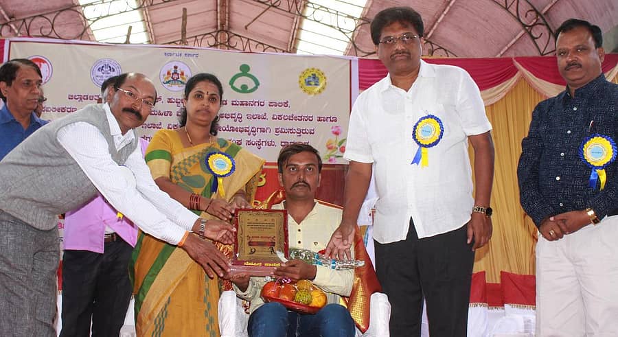 ಹುಬ್ಬಳ್ಳಿಯಲ್ಲಿ ನಡೆದ ವಿಶ್ವ ಅಂಗವಿಕಲರ ದಿನಾಚರಣೆ ಕಾರ್ಯಕ್ರಮದಲ್ಲಿ ಅಂತರರಾಷ್ಟ್ರೀಯ ಅಂಗವಿಕಲ ಕ್ರಿಕೆಟ್ ಆಟಗಾರ ಮಹೇಶ ಕುಮಾರ್ ಅಗಳಿ ಅವರನ್ನು ಜಿಲ್ಲಾ ಪಂಚಾಯಿತಿ ಅಧ್ಯಕ್ಷೆ ಚೈತ್ರಾ ಶಿರೂರ, ವಿಧಾನಪರಿಷತ್ ಸದಸ್ಯ ಪ್ರದೀಪ ಶೆಟ್ಟರ್ ಸನ್ಮಾನಿಸಿದರು–ಪ್ರಜಾವಾಣಿ ಚಿತ್ರ