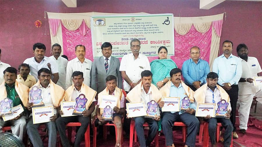 ಯಾದಗಿರಿಯ ಬಾಲಭವನದಲ್ಲಿ ಸೋಮವಾರ ಹಮ್ಮಿಕೊಂಡಿದ್ದ ವಿಶ್ವ ಅಂಗವಿಕಲರ ದಿನಾಚರಣೆ ಕಾರ್ಯಕ್ರಮದಲ್ಲಿ ಅಂಗವಿಕಲರನ್ನು ಸನ್ಮಾನಿಸಲಾಯಿತು